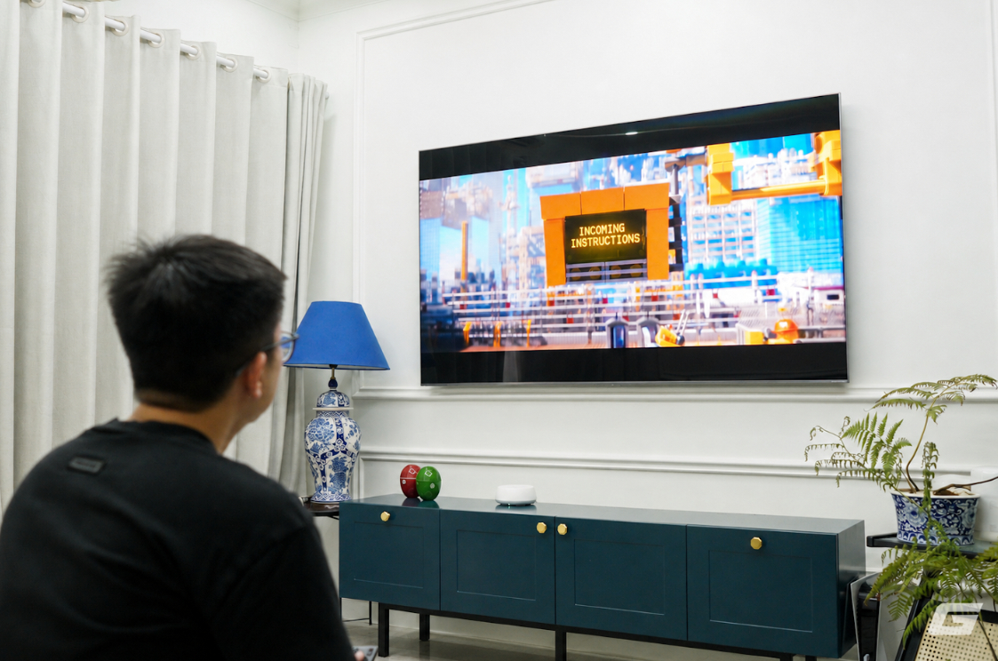Người dùng xem TCL C8L từ nhiều góc độ Người dùng xem TCL C8L từ nhiều góc độ