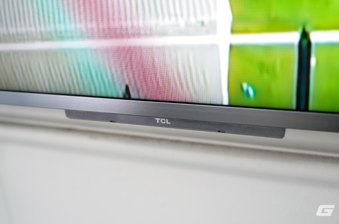 TCL C8L nhìn từ cạnh bên TCL C8L nhìn từ cạnh bên