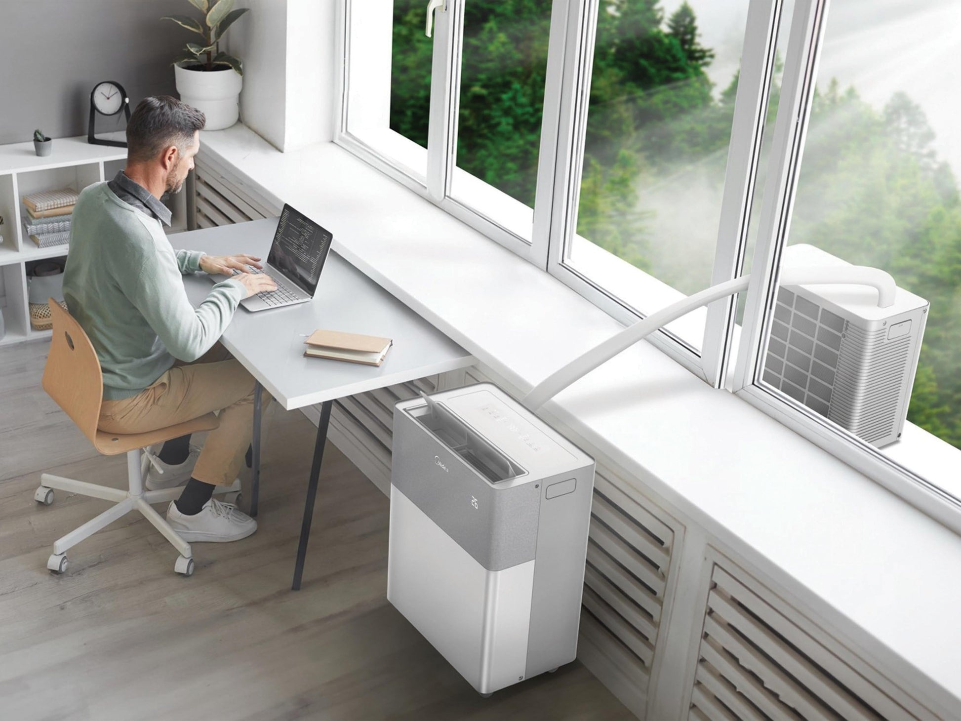 Người dùng tự lắp đặt điều hòa Midea PortaSplit tại nhà.