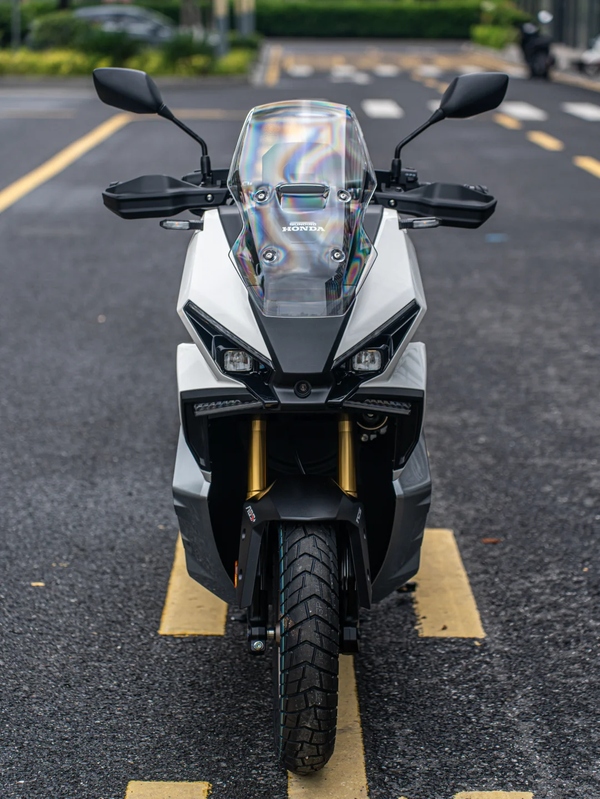 Đèn pha LED tự động trên Honda NS150XC