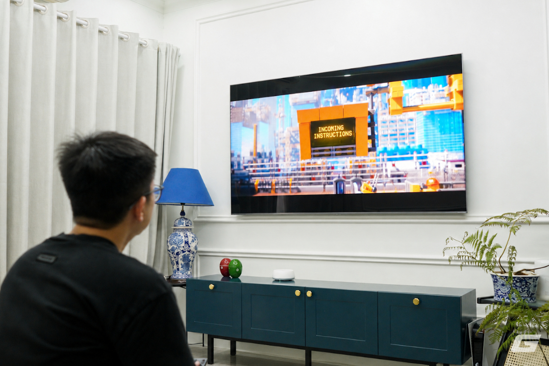 Màu xanh mướt của sân cỏ trên TCL C8L Màu xanh mướt của sân cỏ trên TCL C8L