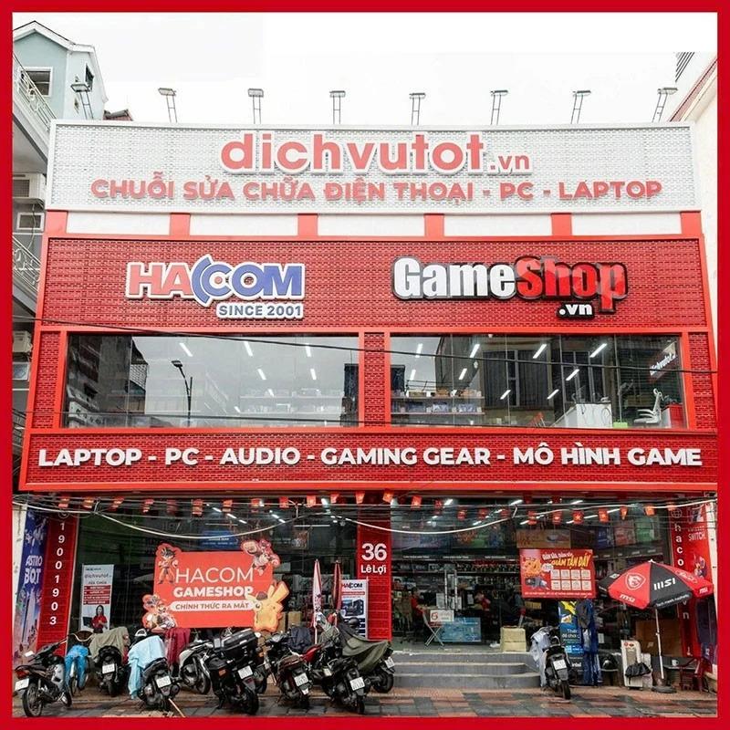 Nhân viên tư vấn đang hỗ trợ khách hàng chọn laptop.
