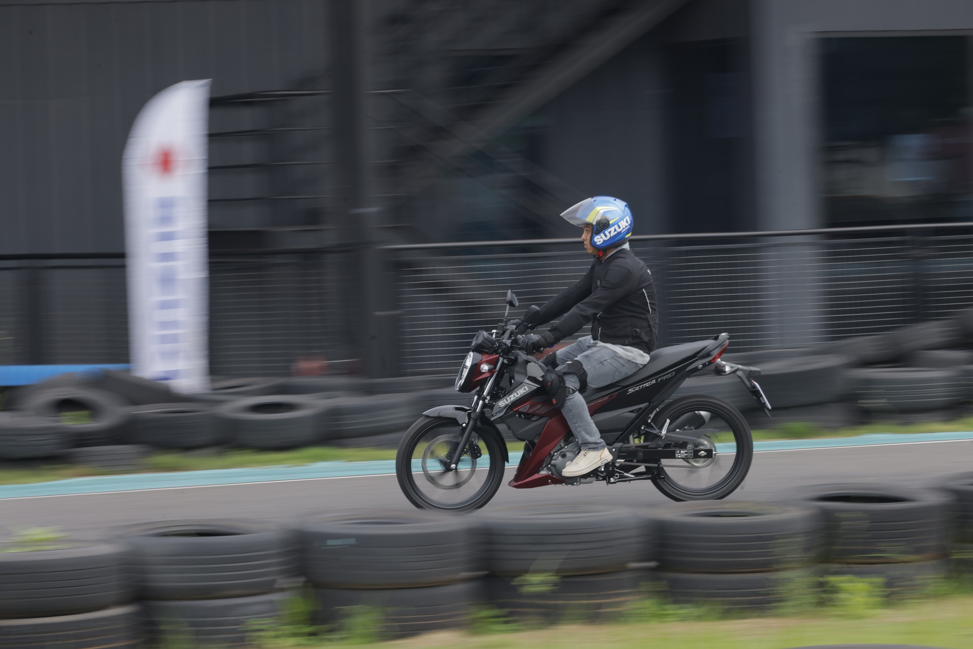 Chi tiết động cơ và khung sườn Suzuki New Satria Động cơ và khung sườn Suzuki New Satria