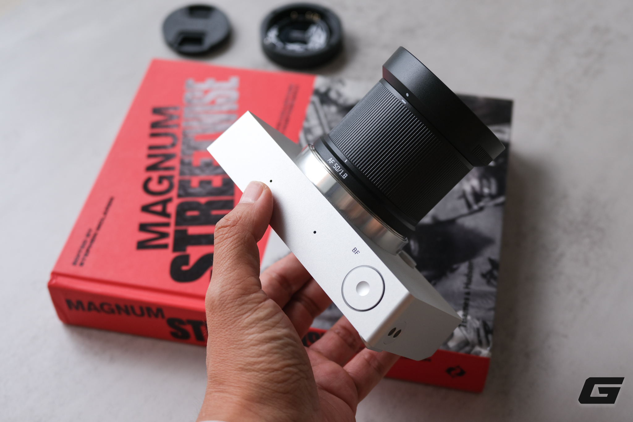 Ống kính TTArtisan AF 50mm F1.8 Neo từ một góc khác