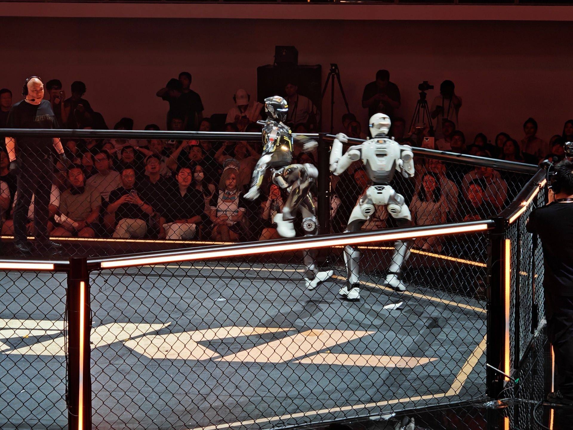 Giải đấu MMA robot đầu tiên trên thế giới mang tên Ultimate Robot Knock-out Legend (URKL) tại Thâm Quyến, Trung Quốc Robot thi đấu trong lồng bát giác