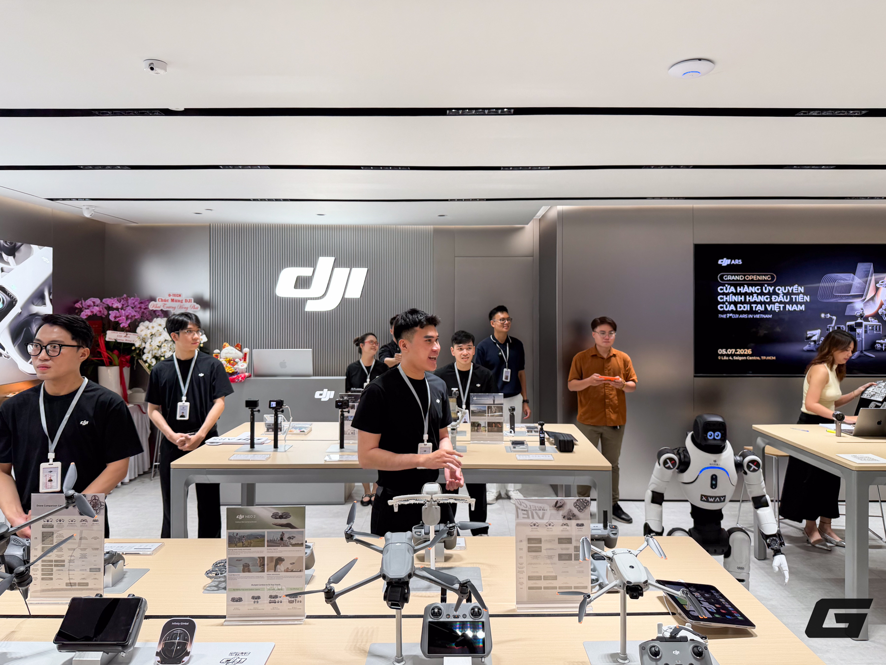 Khách hàng trải nghiệm sản phẩm Người dùng DJI tại cửa hàng