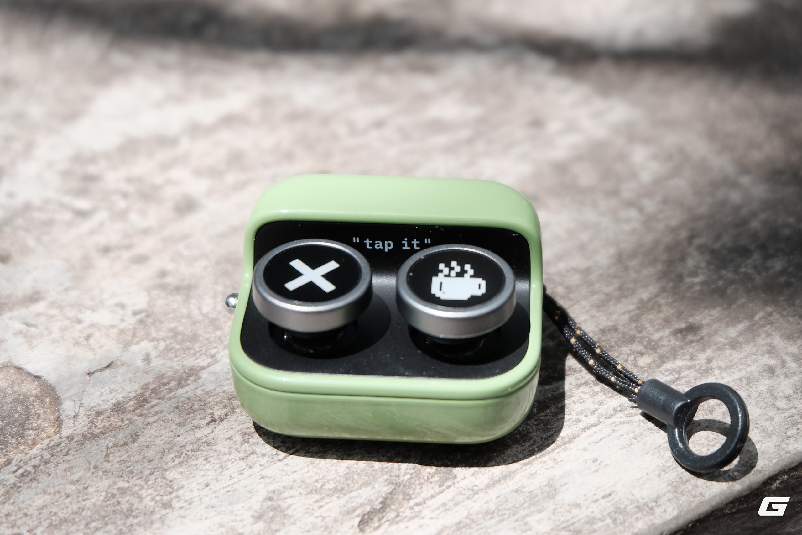 Boox Tappy là thiết bị lật trang không dây qua kết nối Bluetooth, ra mắt tháng 5 năm 2026 với giá 800.000 VNĐ, mang thiết kế cổ điển tựa máy đánh chữ. Boox Tappy ra mắt