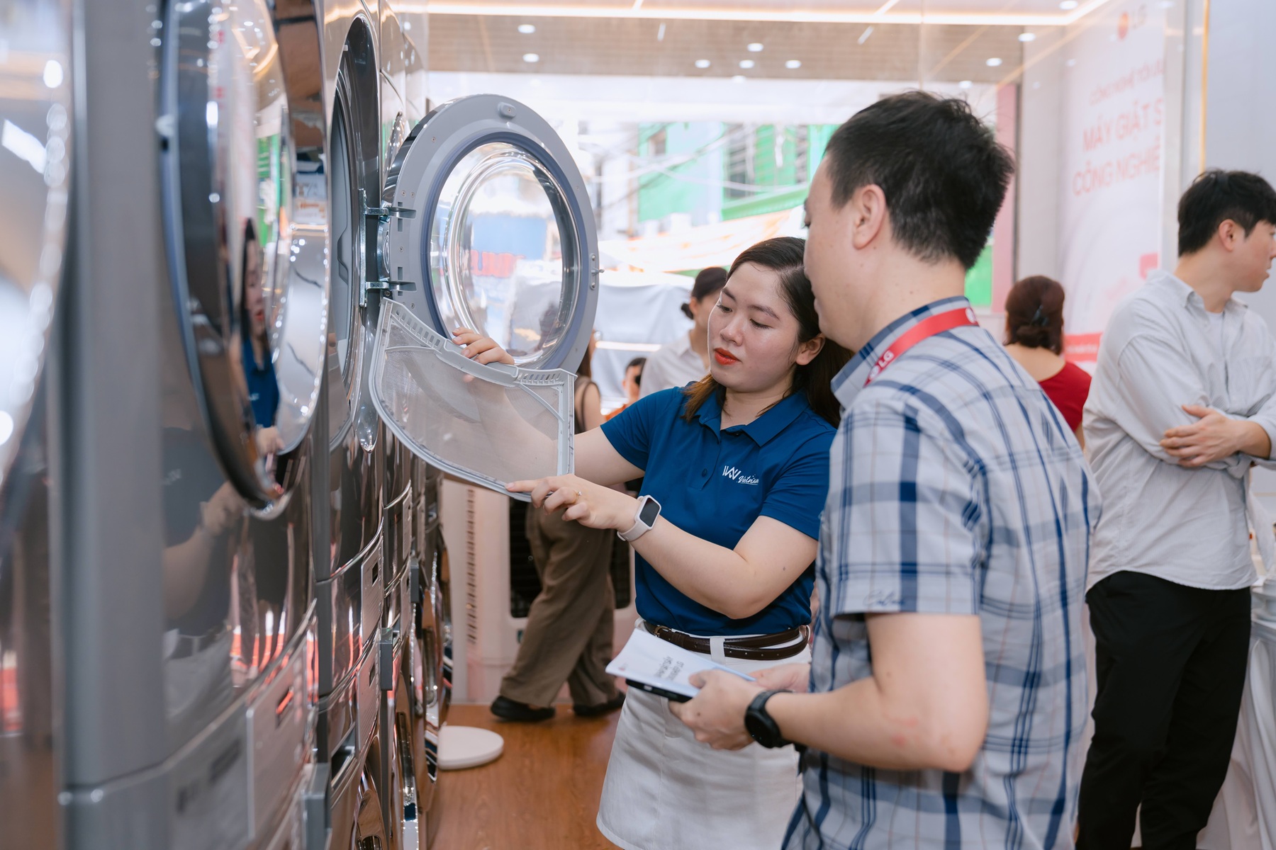 Tối ưu không gian với thiết kế máy giặt sấy chồng tầng