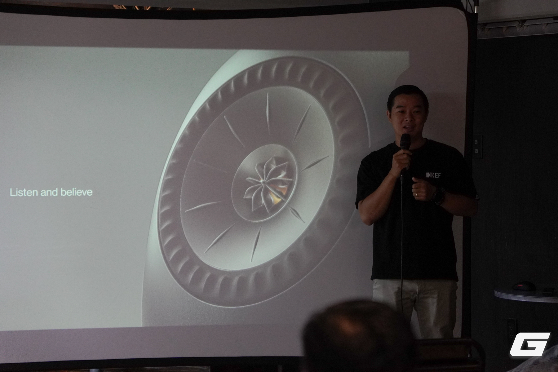 Trải nghiệm nghe nhạc đỉnh cao với KEF LS LUXE. Cận cảnh loa KEF LS LUXE màu trắng tinh tế.