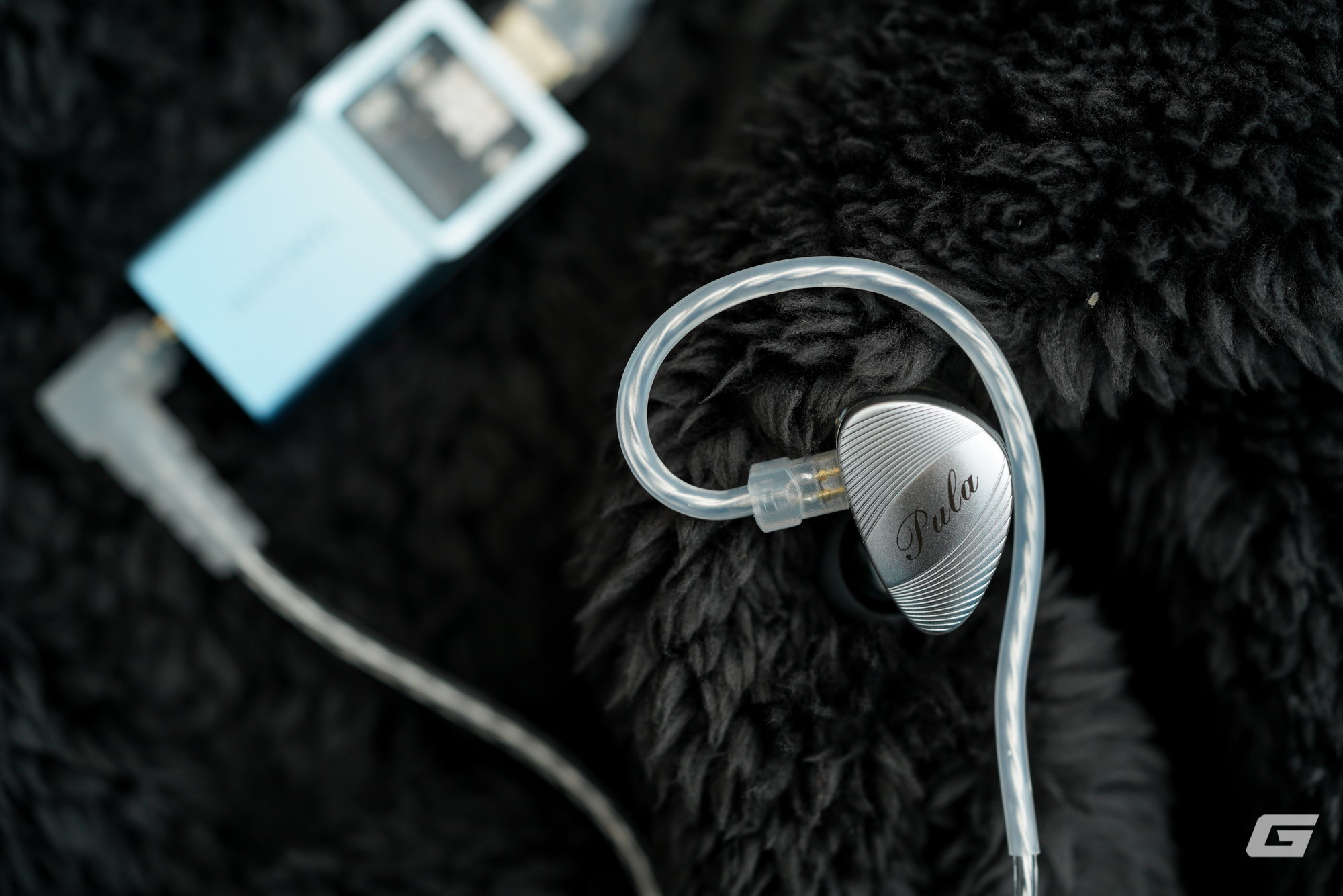 Treble sáng nhẹ ở 8KHz, giảm dần ở tần số cao