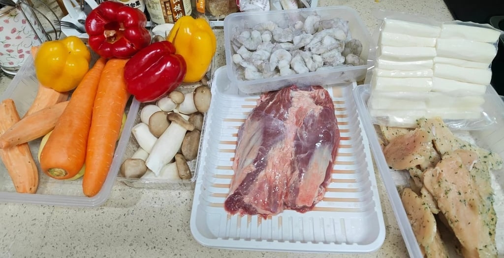 Giới trẻ Trung Quốc chuẩn bị 'thức ăn cho người' đông lạnh Nguyên liệu salad được chia hộp sẵn sàng