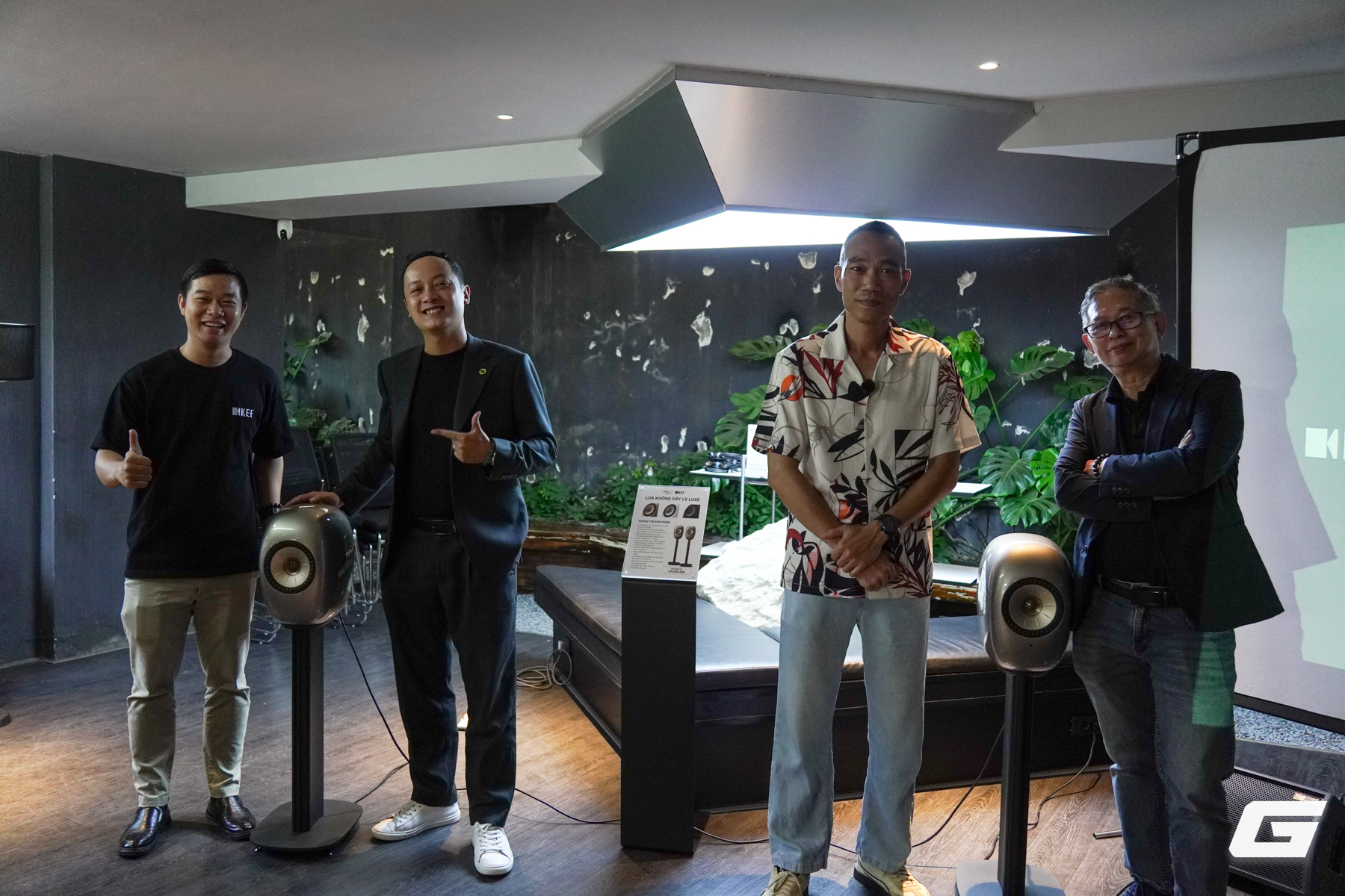 KEF LS LUXE phù hợp với không gian sống hiện đại. Loa KEF LS LUXE đặt trong phòng khách sang trọng.