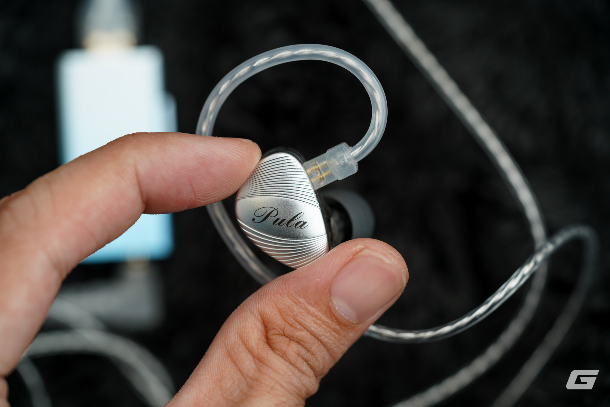 Lượng bass nhiều, dày dặn và có xu hướng tràn nhẹ