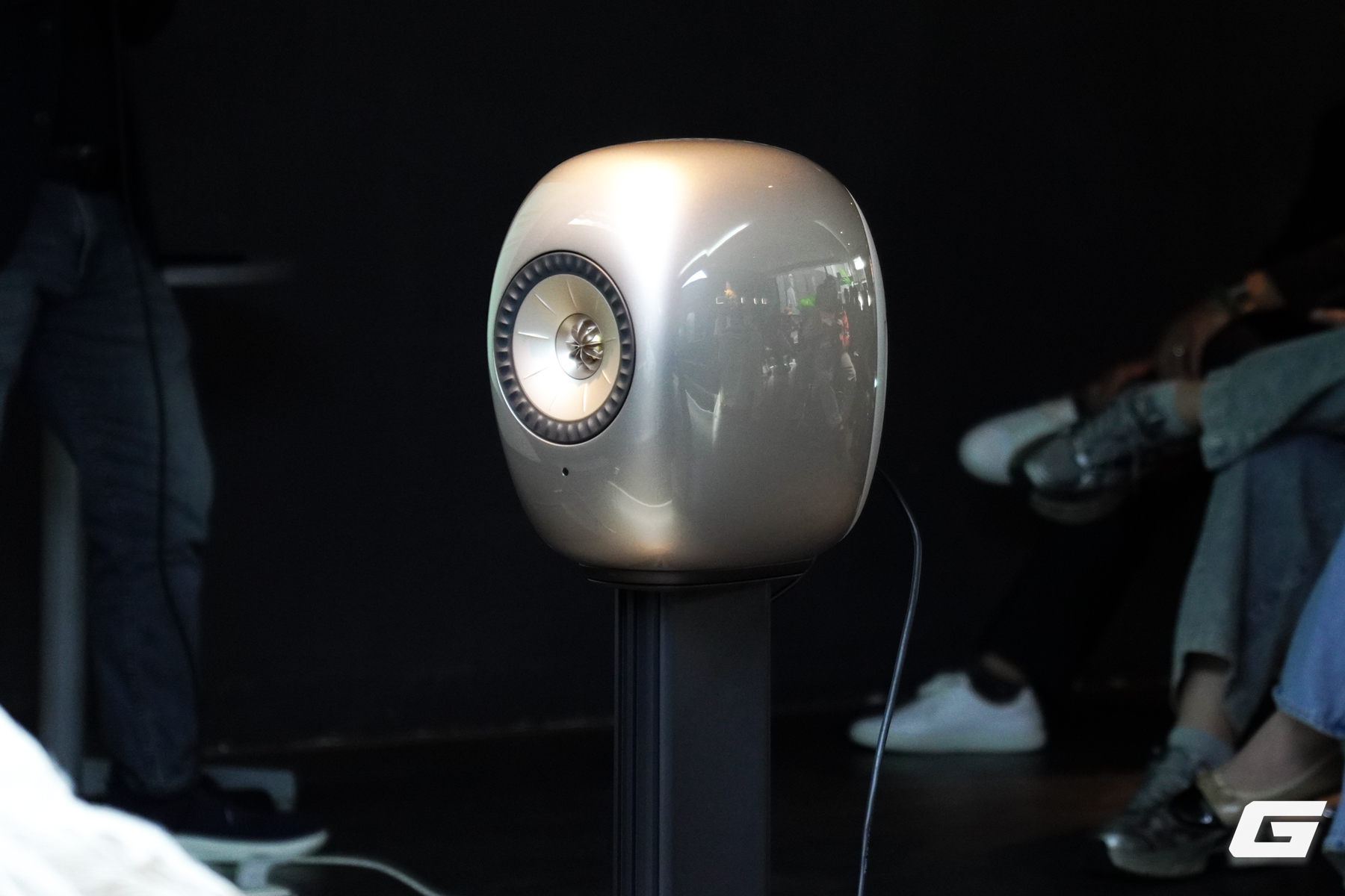 KEF LS LUXE thay đổi cách cảm nhận về âm thanh cao cấp. Góc nhìn toàn cảnh về cặp loa KEF LS LUXE.