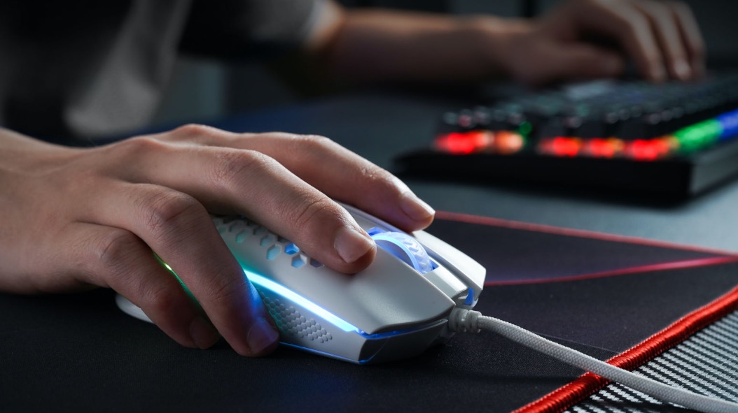 Minh họa hệ thống PC với nhiều linh kiện RGB PC gaming với các dải đèn RGB nổi bật